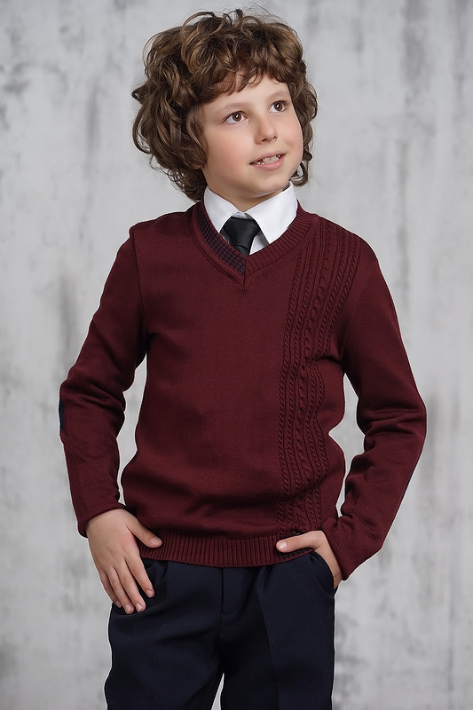 Яркий модный тренд: красная школьная форма